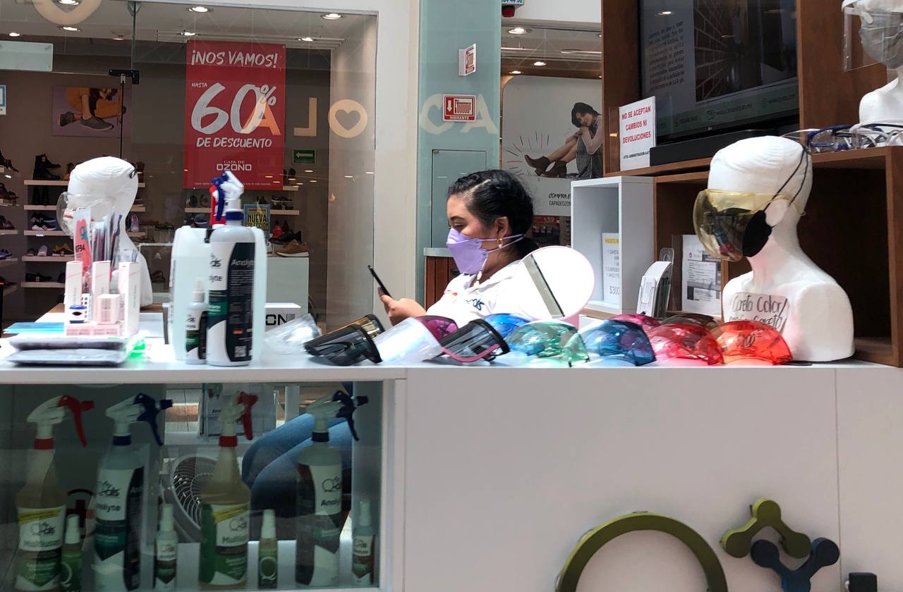 Mujer vendiendo mascarillas