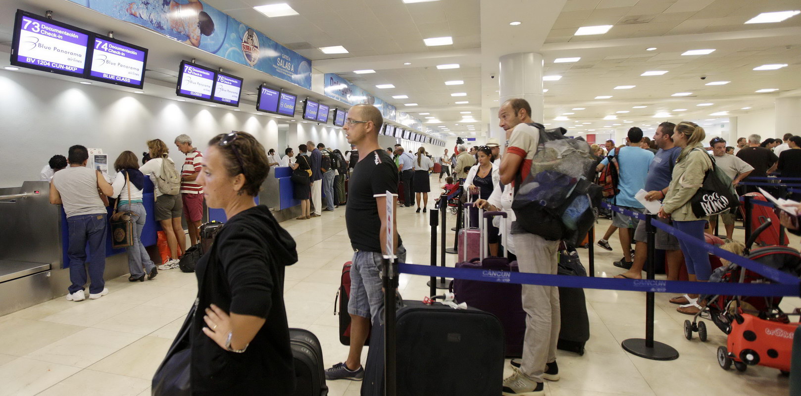 Turistas en el aeropuerto de Cancún
