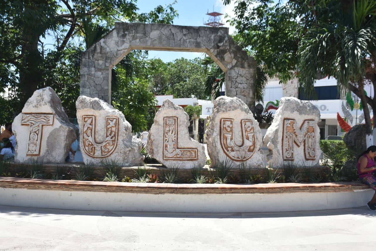 Letras Tulum en piedra