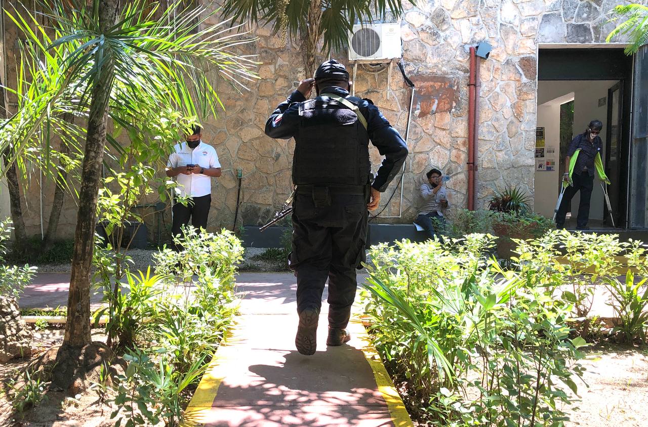 Policía de espaldas caminando