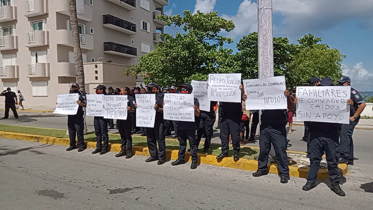 Policías en huelga