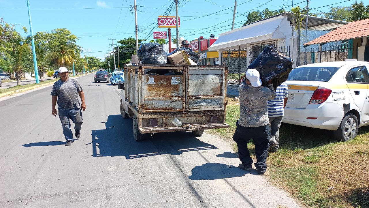 Personas recogiendo basura en camioneta