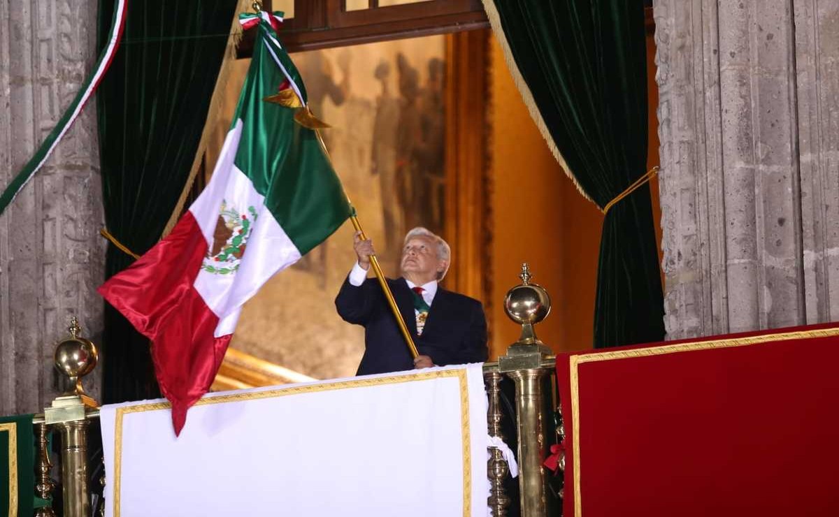 rente a una Plaza de la Constitución vacía, AMLO portando la bandera nacional expresó las arengas