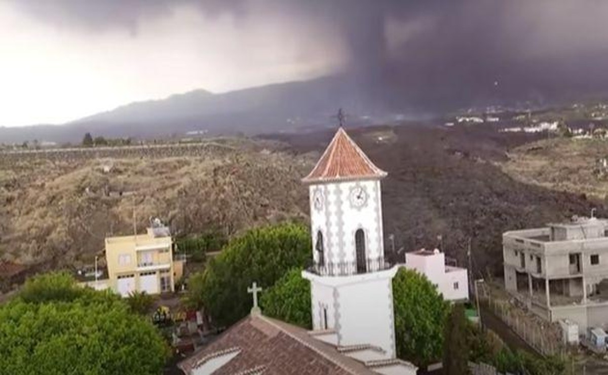 Residentes que lamentaron que el templo fuera alcanzado por la lava