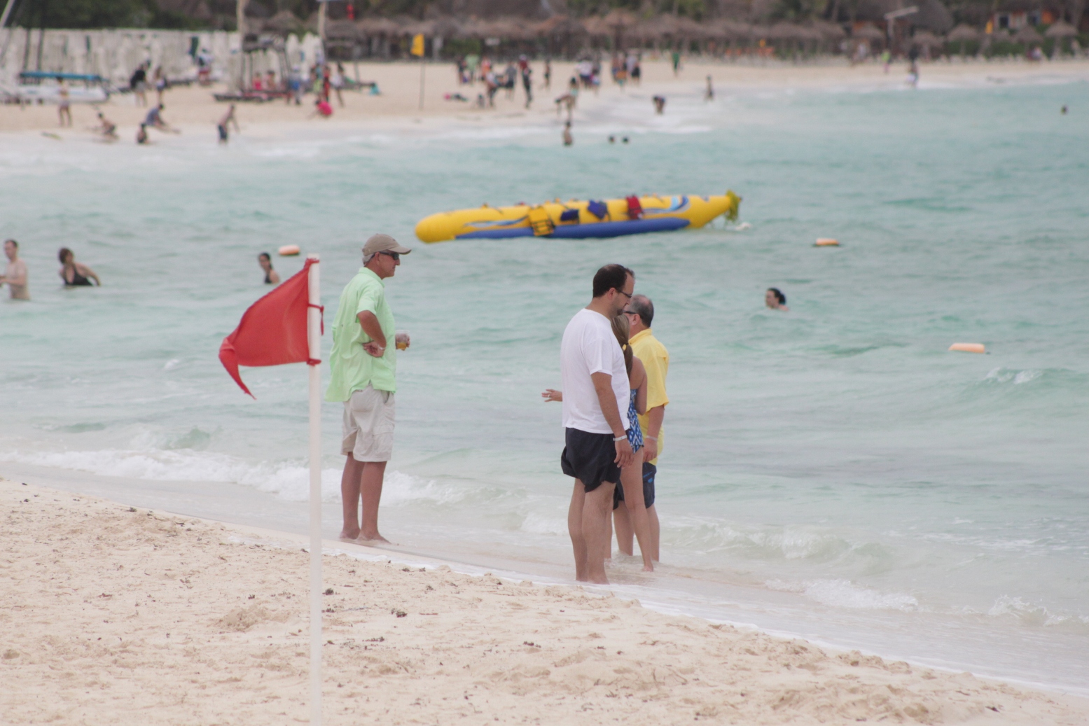 Personas en la orilla de la playa