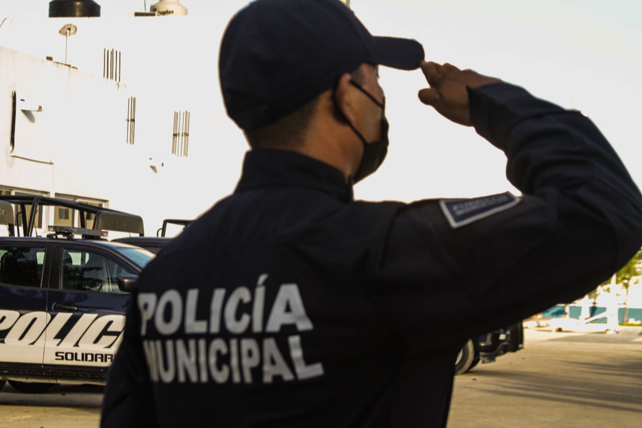 Policía de espaldas