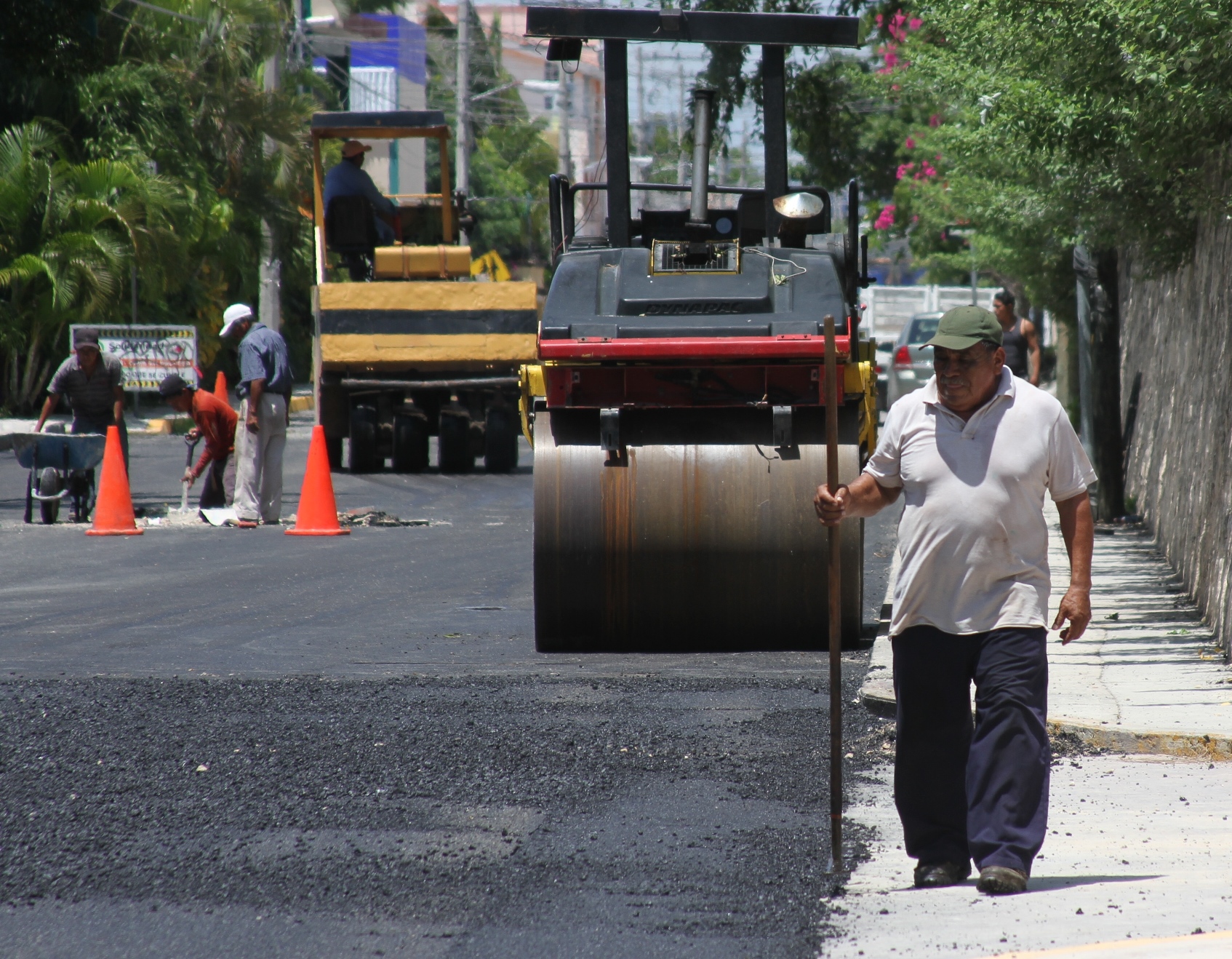 Maquinaria pavimentando calle