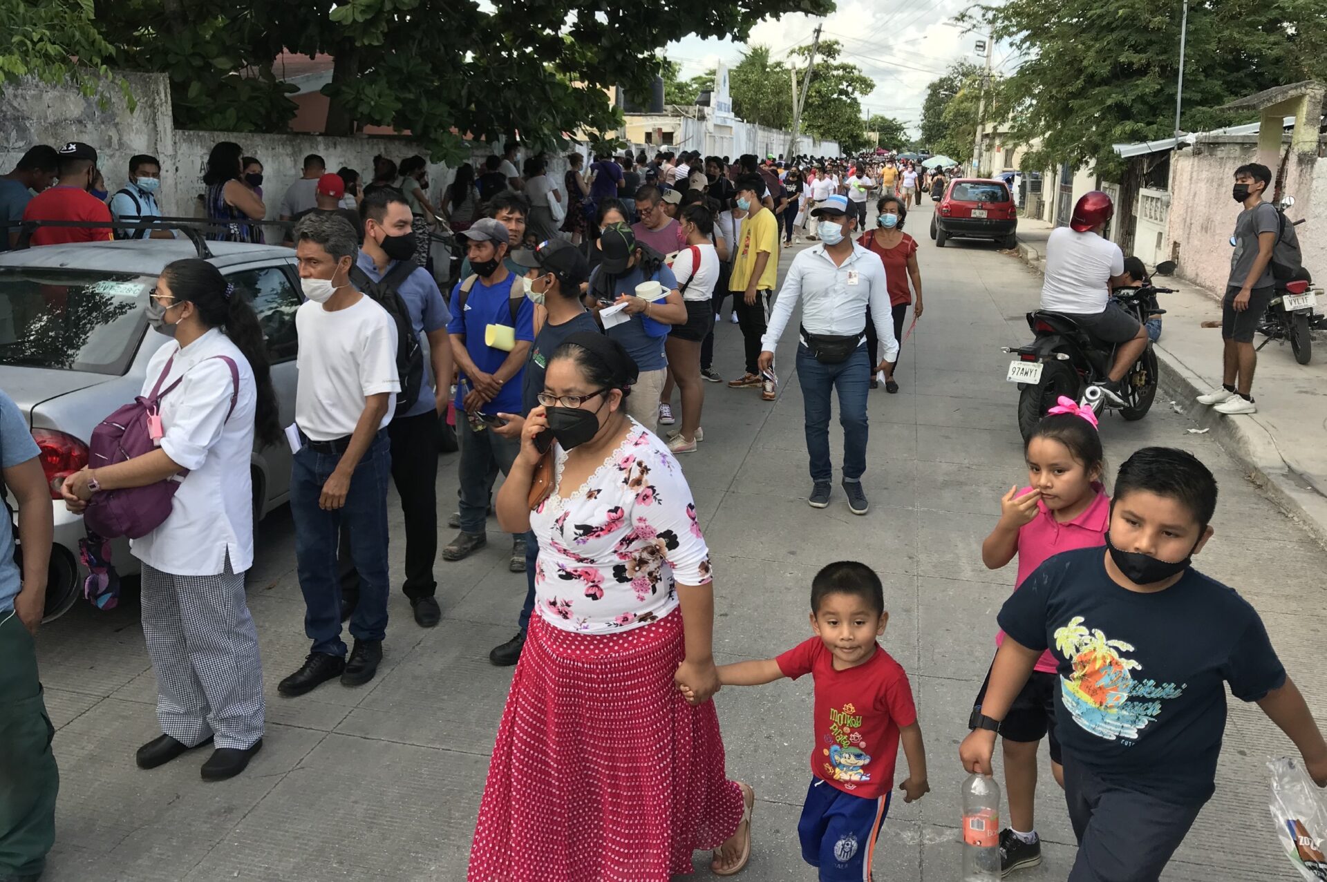 Personas haciendo fila