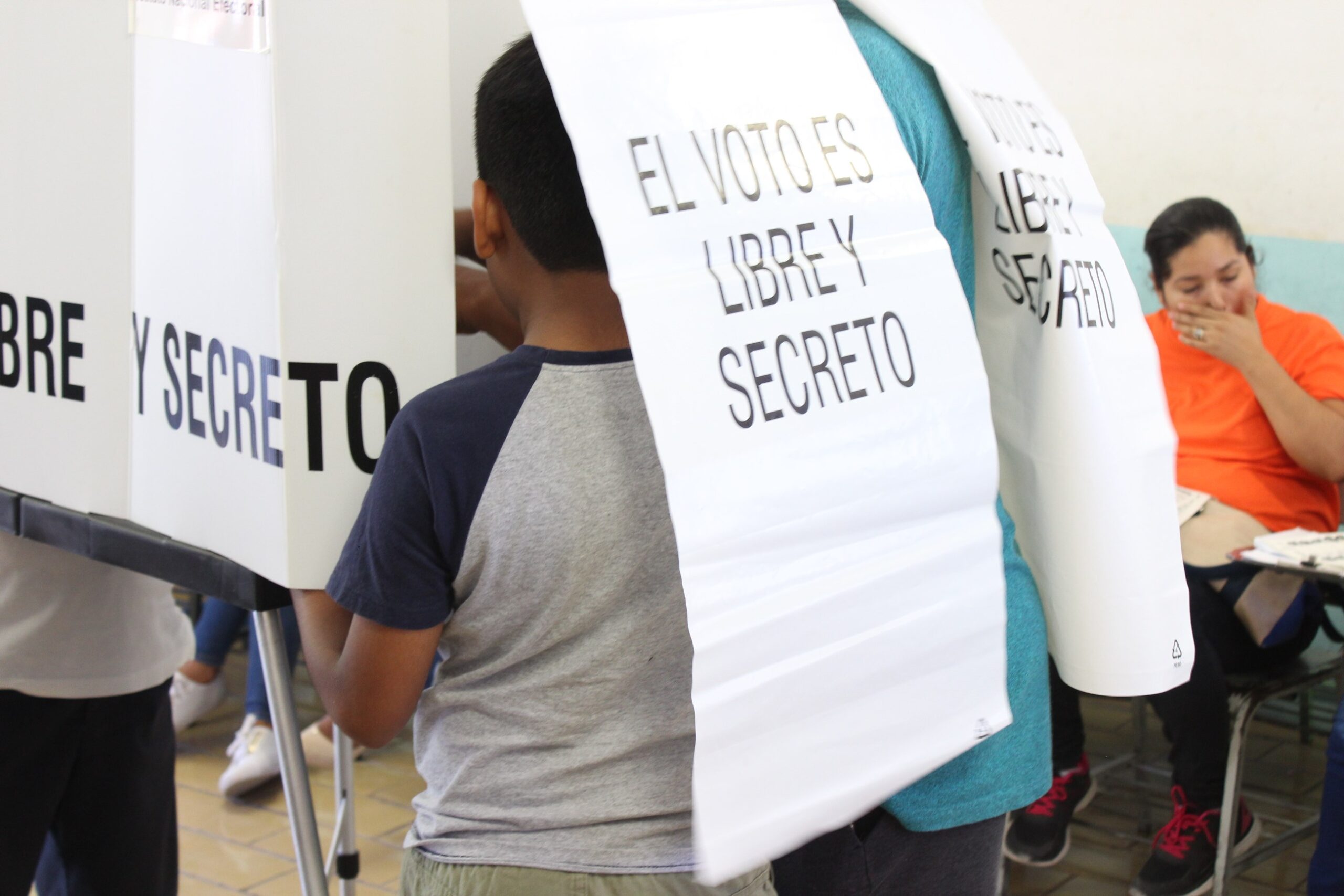 Personas votando en casilla