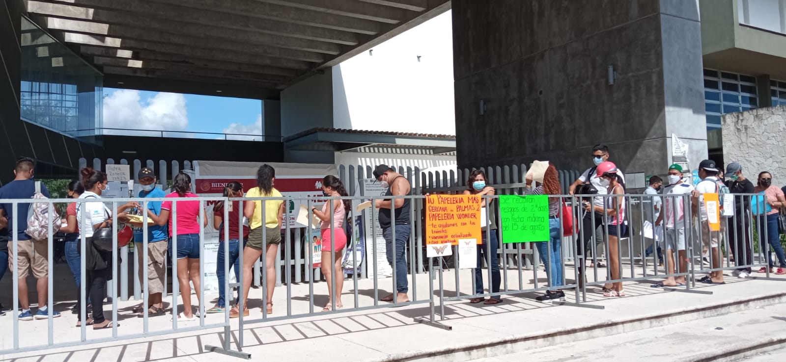 Personas haciendo fila para vacunación