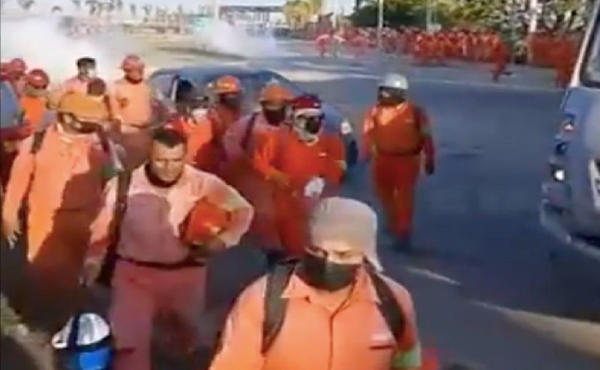 Trabajadores se enfrentan a policías