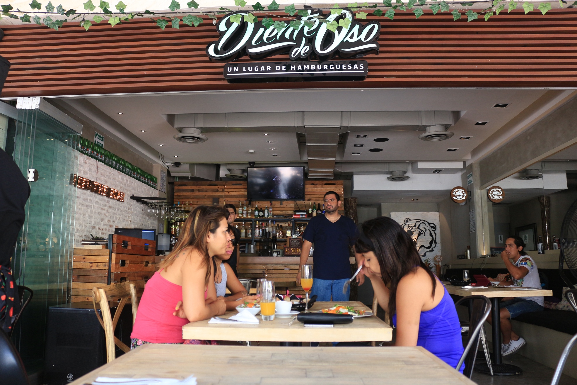 2 Mujeres turistas comiendo