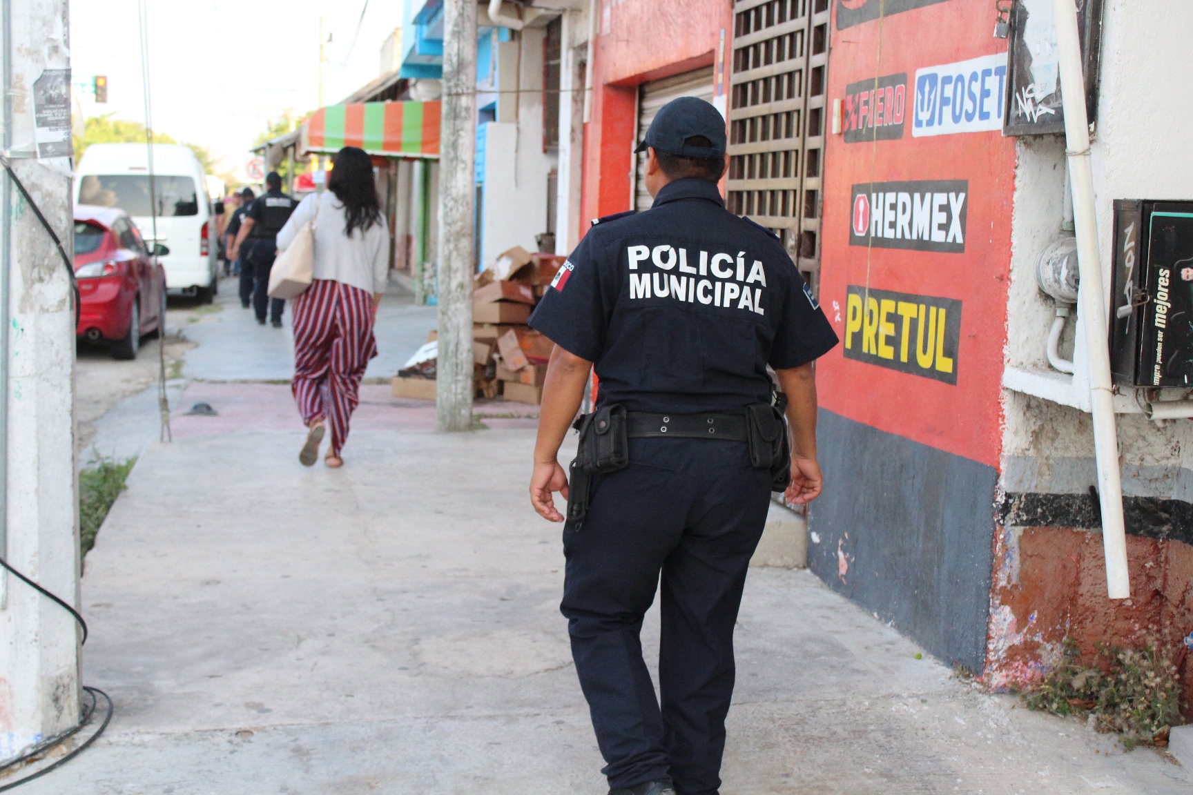 Policía caminando