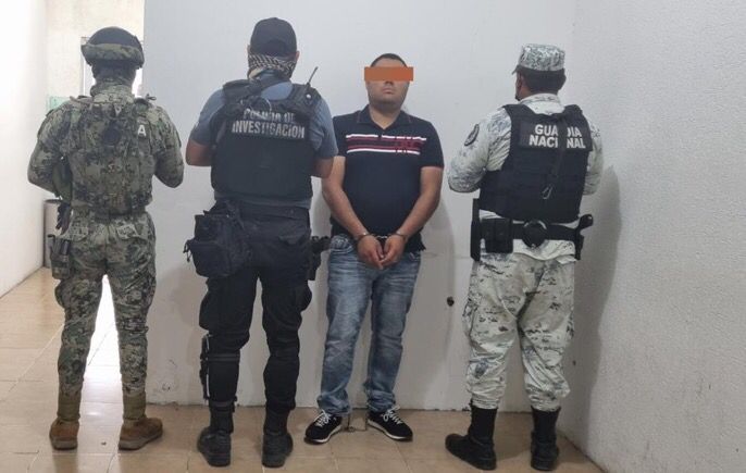 Debido a que tenía en su contra una orden de aprehensión por violación, fue detenido hoy, en el Aeropuerto Internacional de Cancún, Manuel G. R.