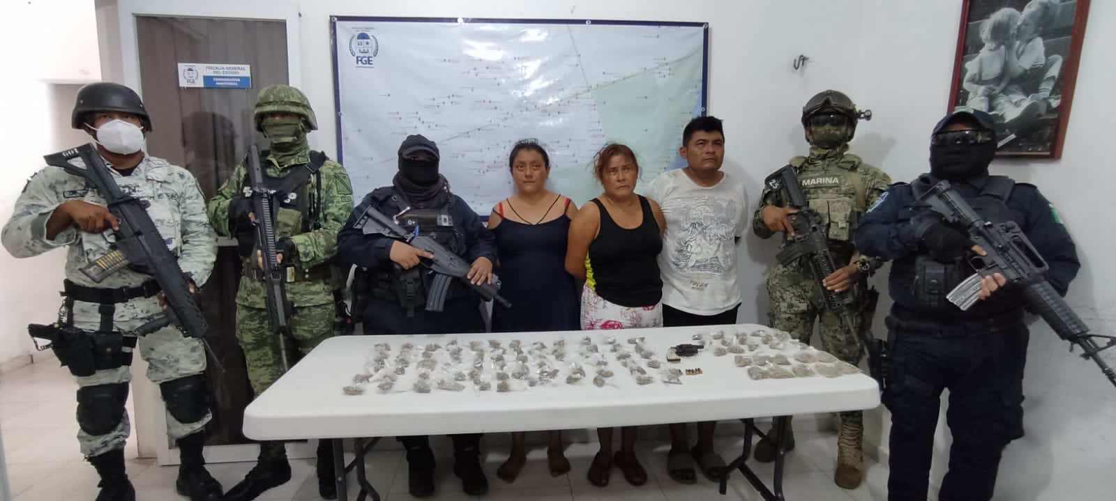  Detienen a dos mujeres y un hombre con una pistola y marihuana en Tulum