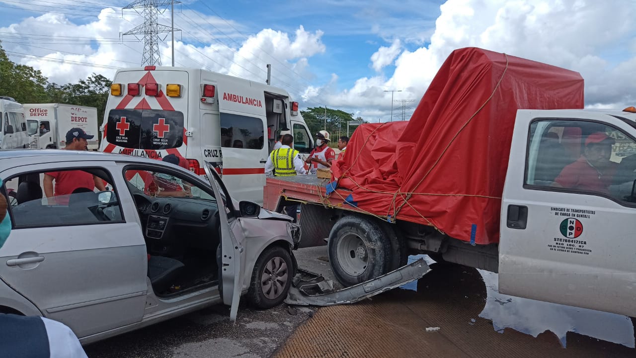 Choque manda al hospital a dos personas en Playa del Carmen