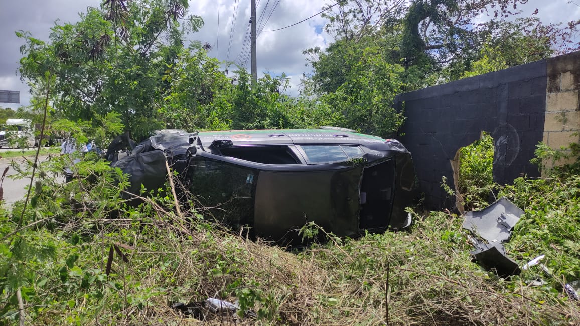 Conductor se duerme y se vuelca en carretera federal en Playa del Carmen