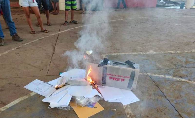 Damnificados de huracán Agatha queman casillas en Oaxaca