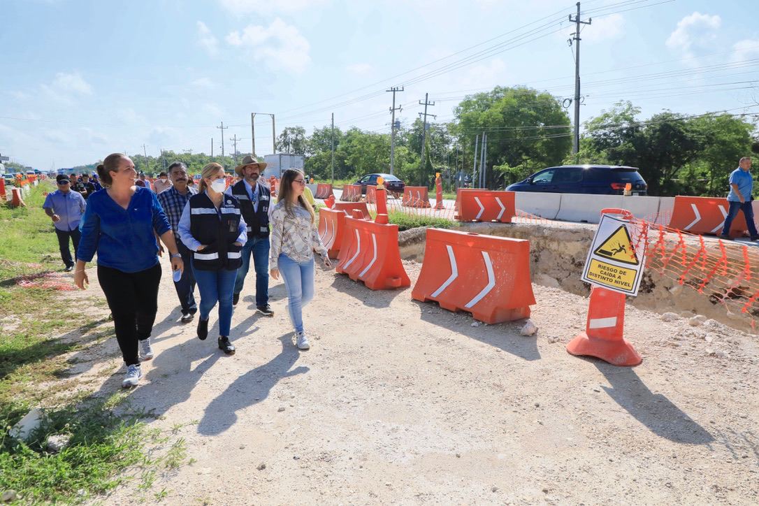 Reparación de la carretera donde sería el Tren Maya