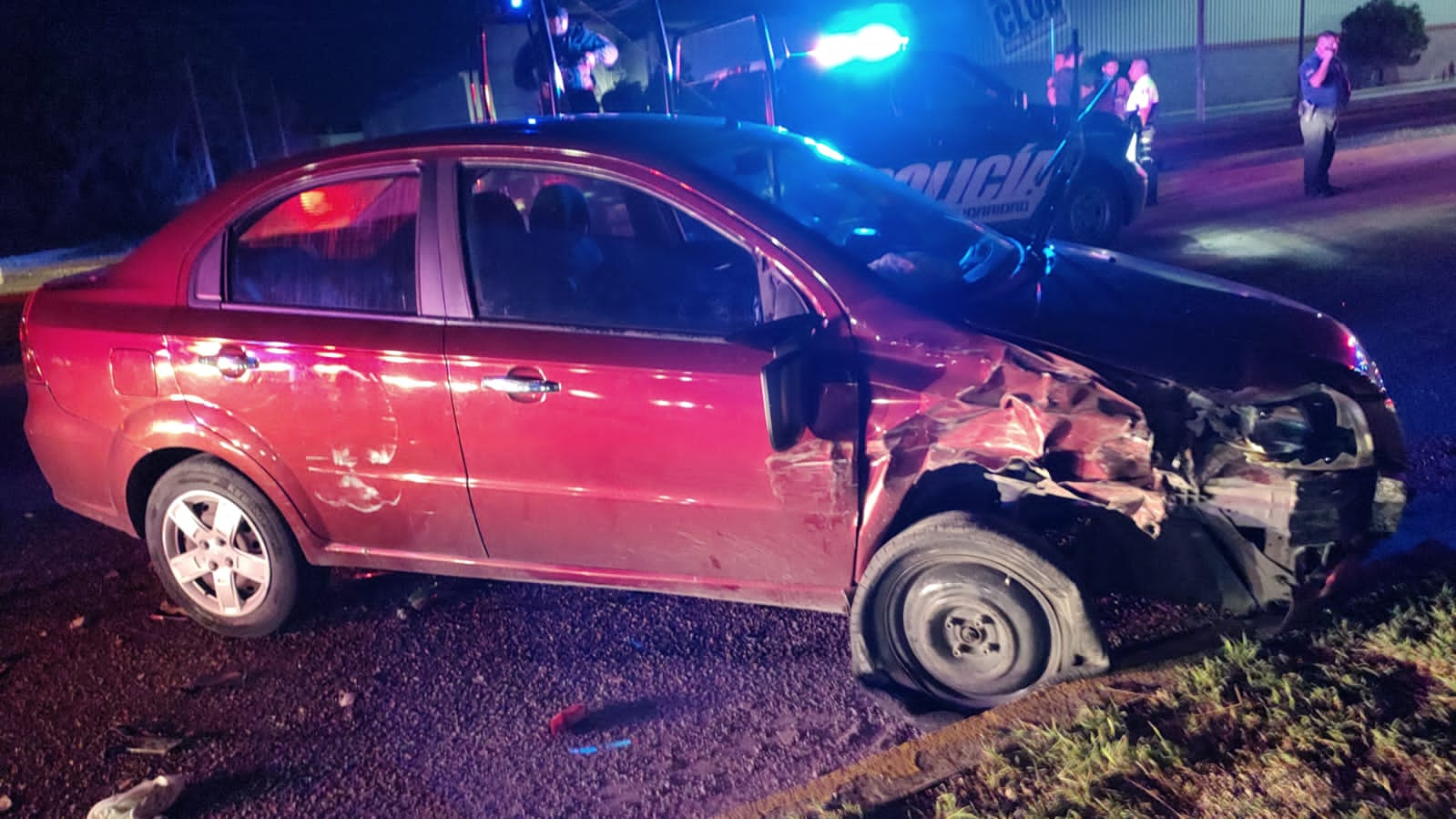 Automovilista ebrio huye de policías y choca contra peritos en Playa del Carmen