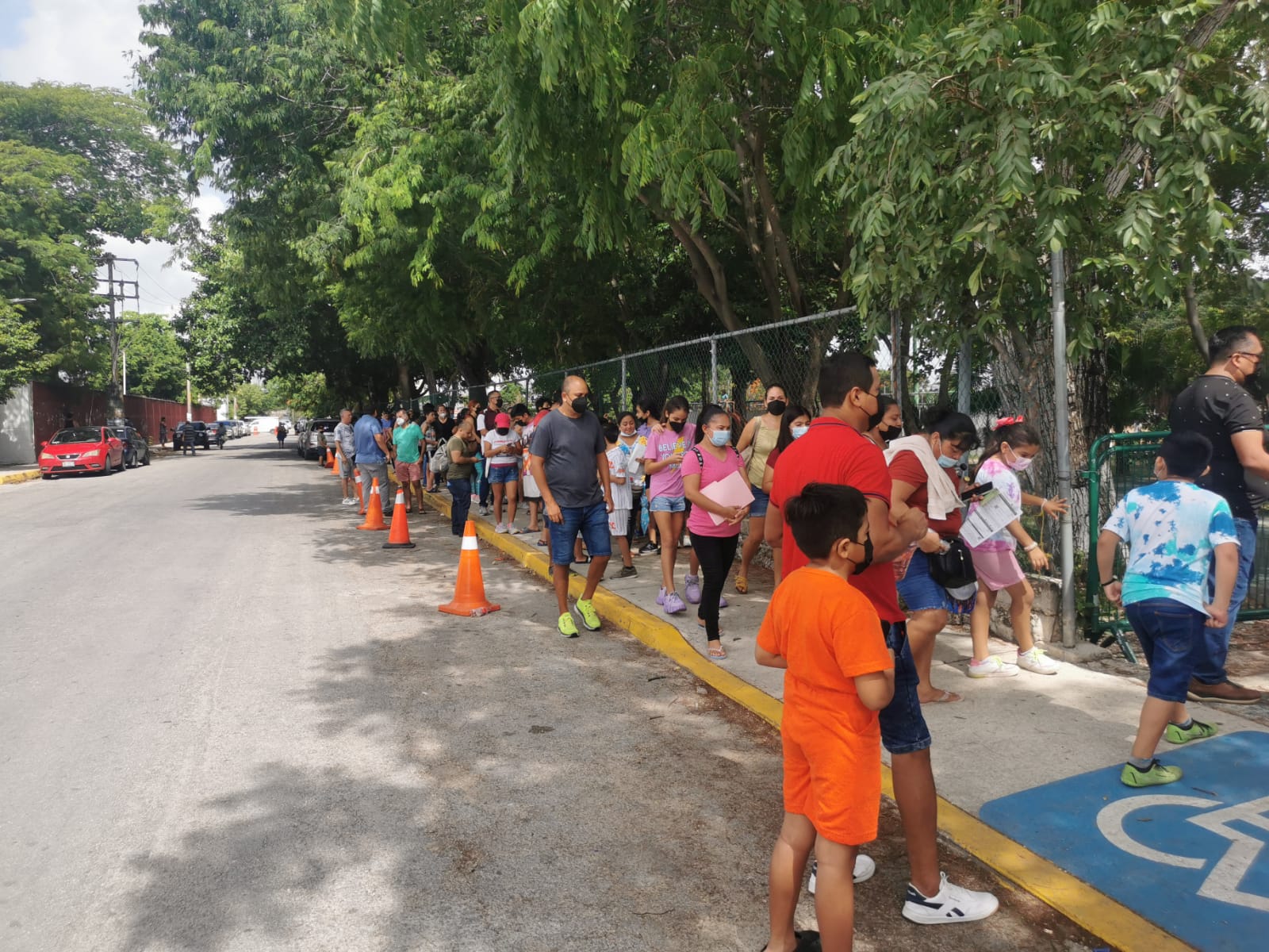 Fuerte afluencia de menores para jornada de vacunación en Cancún