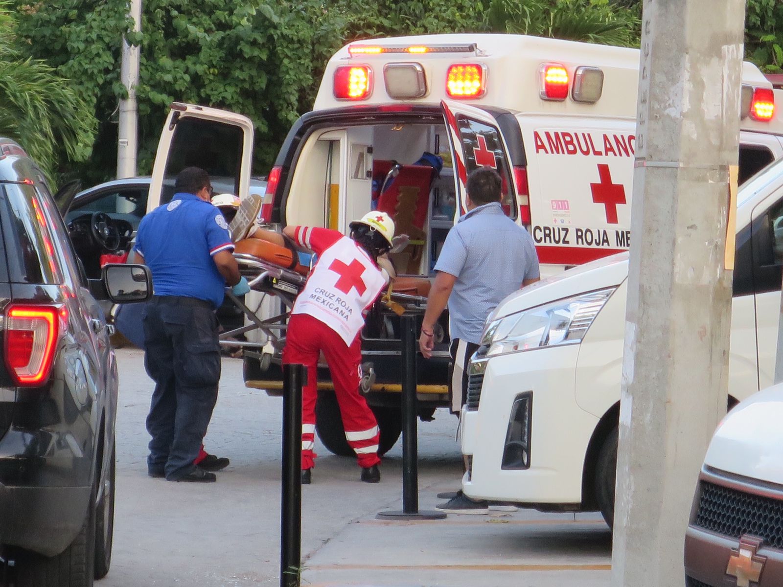 Hieren de bala a un hombre afuera de las oficinas del INM en Cancún