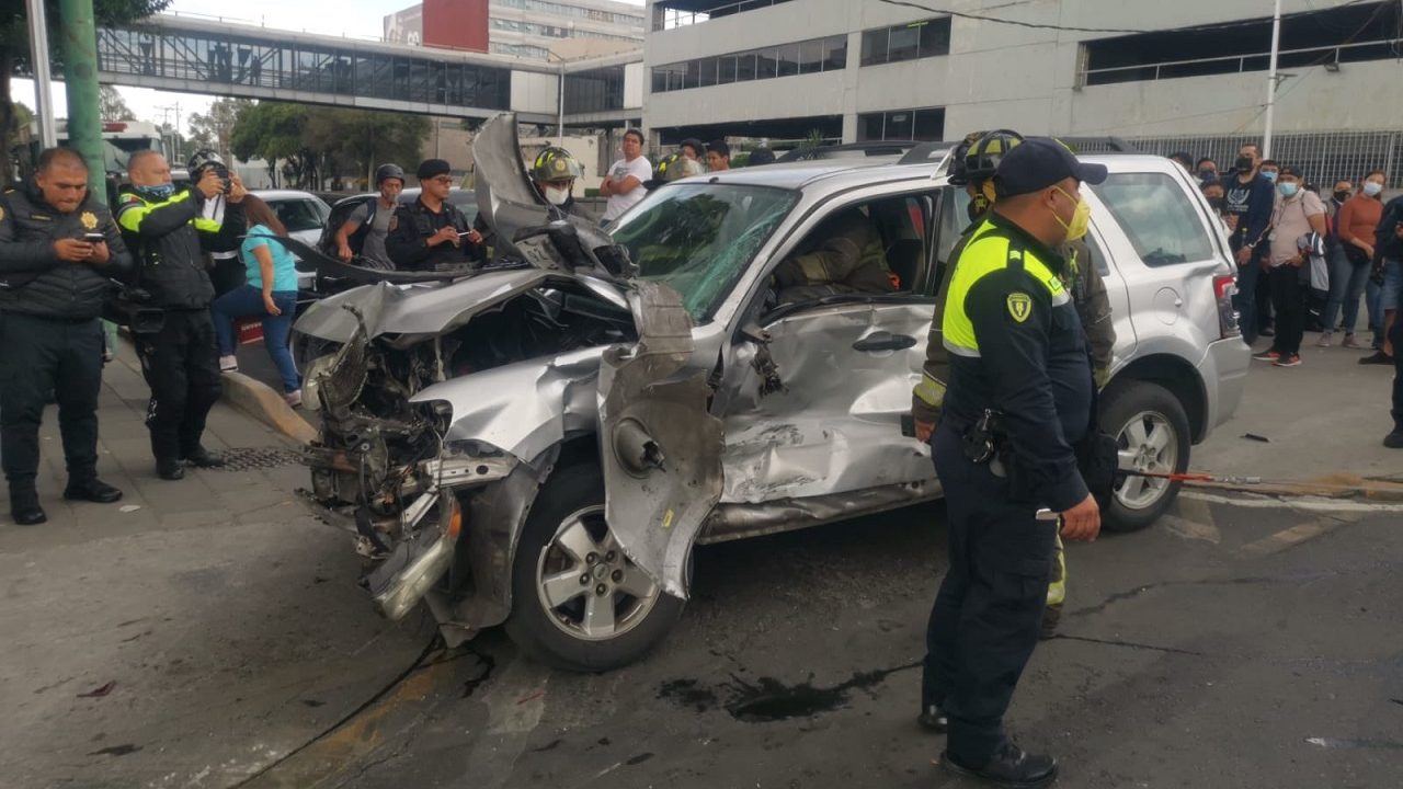 Mujer sufre brutal accidente tras ser embestida por patrulla