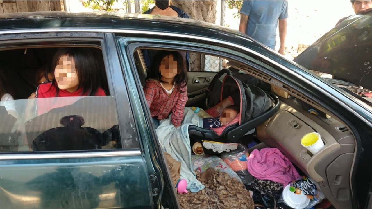 Policía rescata a 8 niños que vivían hacinados dentro de un carro