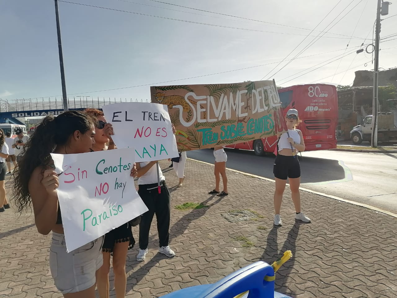 Protestan mujeres contra el Tren Maya en Playa del Carmen