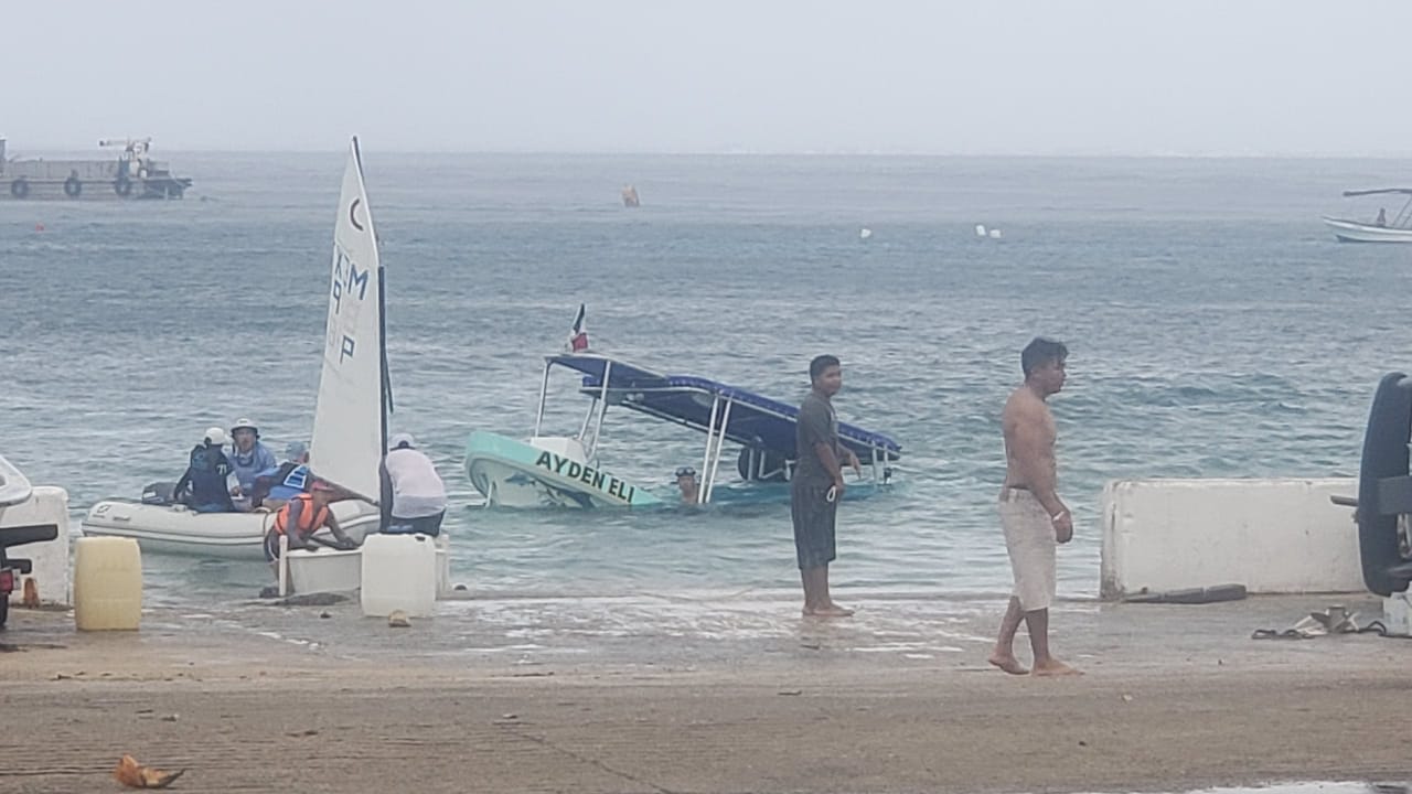 Se hunde lancha frente a la playa 'Las Casitas'