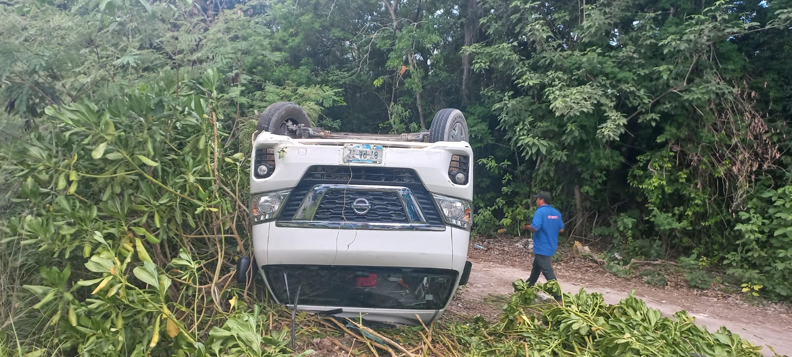 Volcadura en carretera frente a Akumal deja a dos personas lesionadas