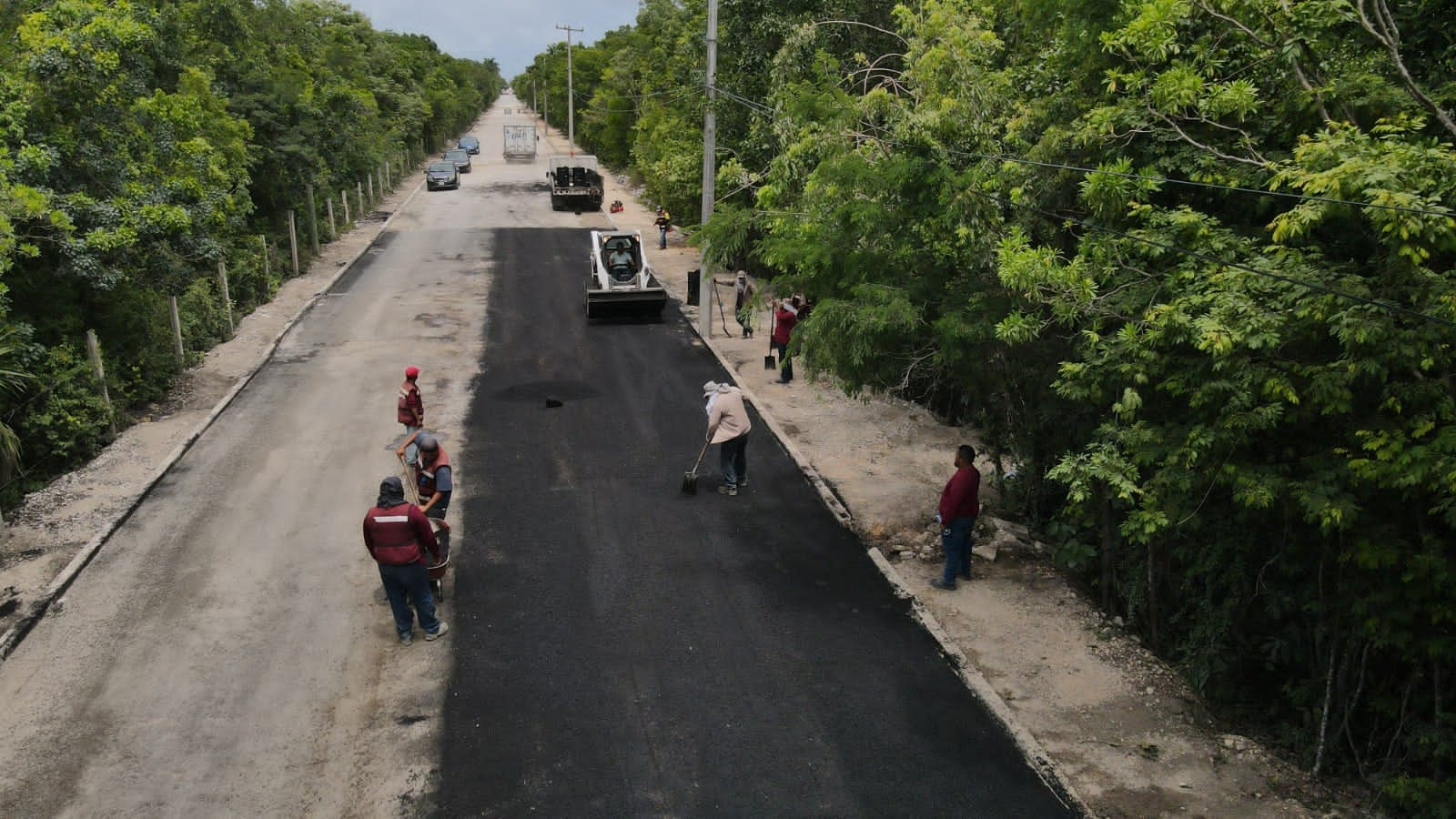 Pavimentan vías alternas por obras de la Colosio