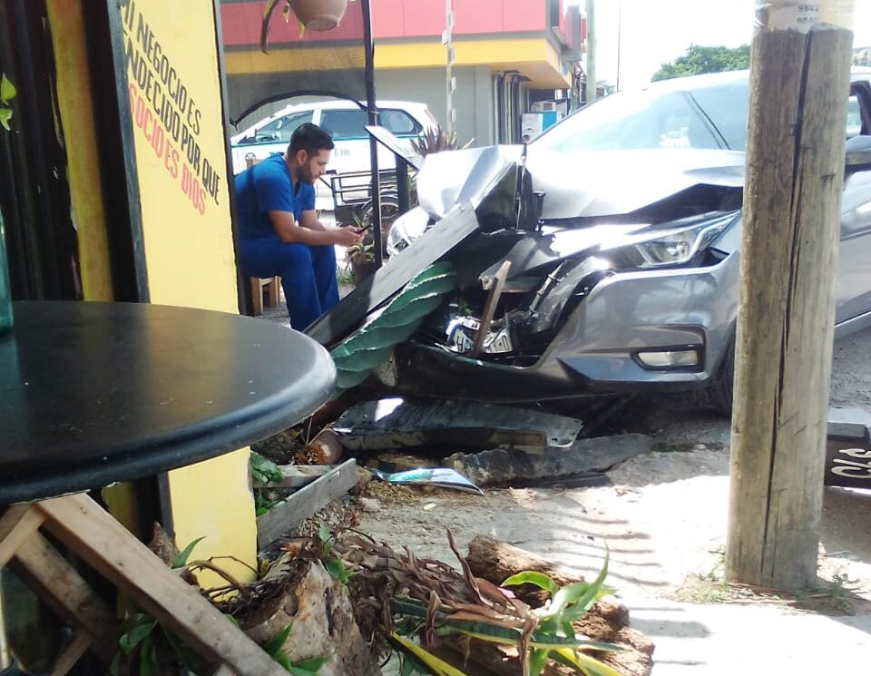 Automóvil se estrella contra local de hamburguesas en Playa del Carmen