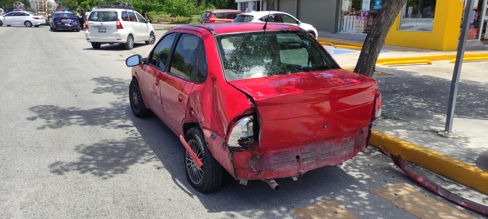 Camión de doble remolque casi aplasta a un carro compacto en Playa del Carmen