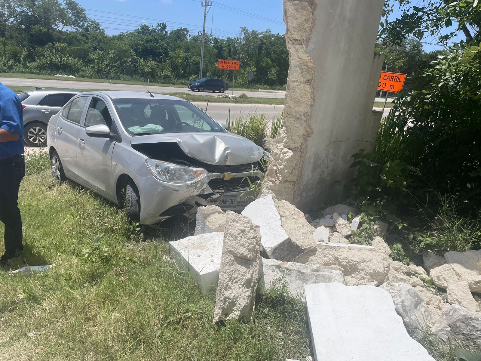  Choca coche contra entrada a cenote cerca de Puerto Aventuras