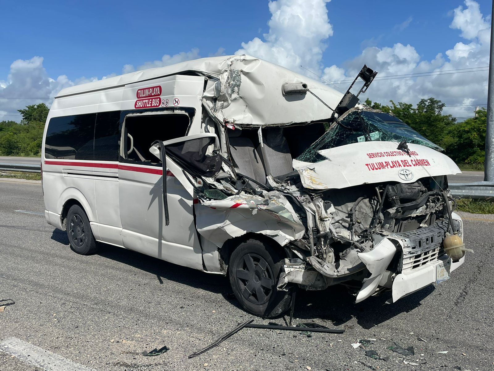 Choca van foránea contra un volquete en carretera Tulum-Playa del Carmen