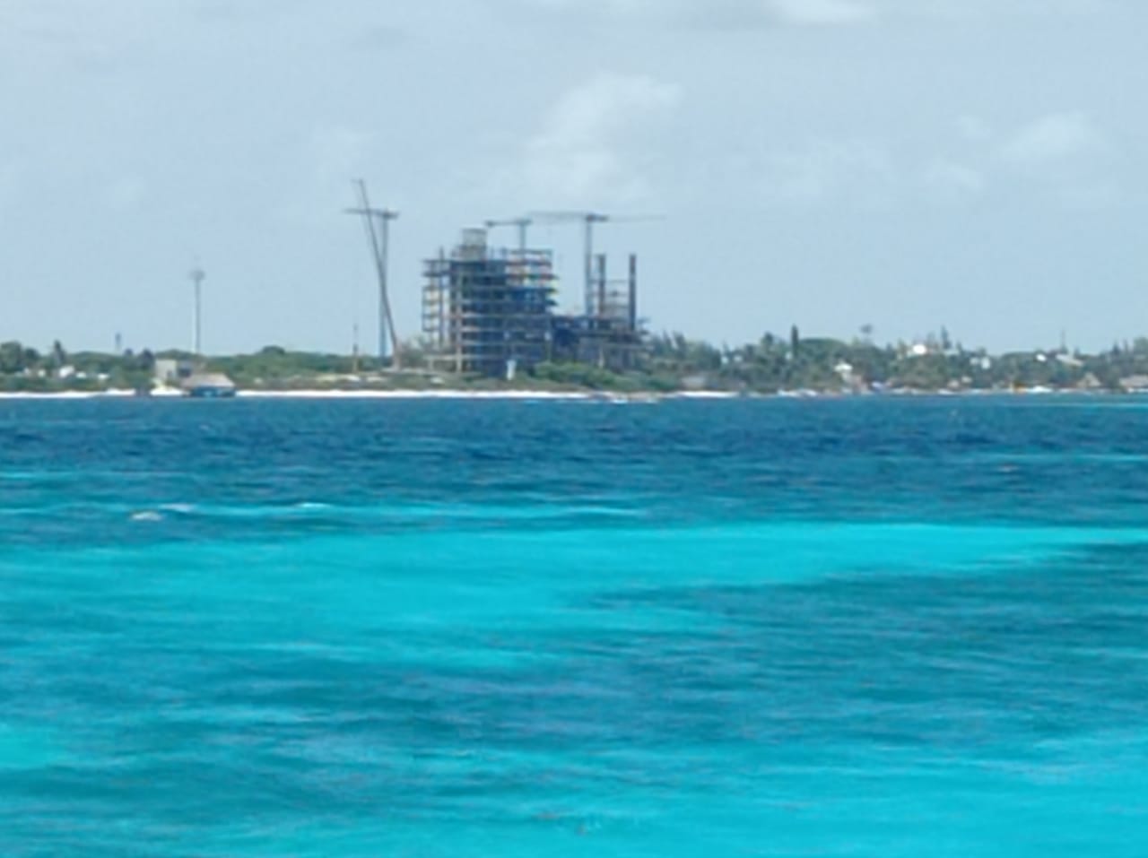 Construyen complejo hotelero en humedales de Isla Mujeres