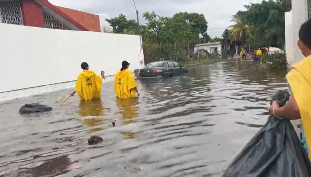 Caen 200 milímetros de lluvia en Chetumal