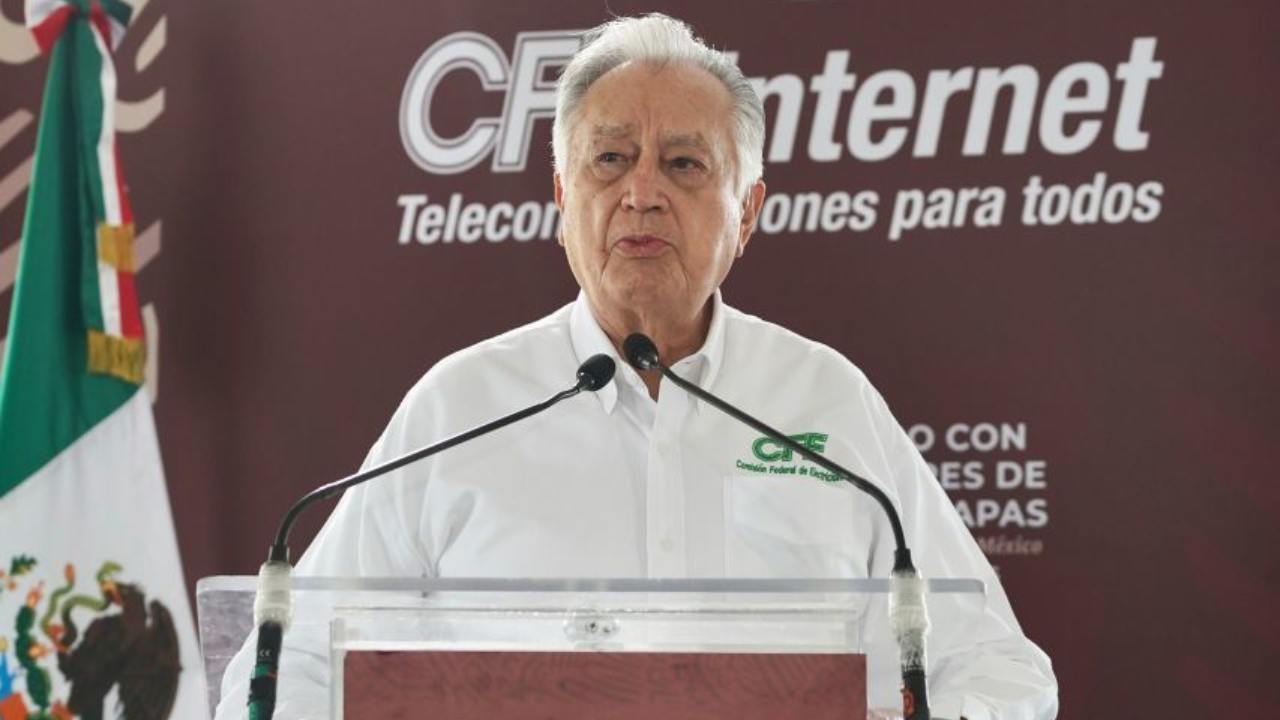 Manuel Bartlett Díaz lanzó una broma a los trabajadores de campo de la CFE en Chiapas, pues los llamó “mugrosos y colados”.