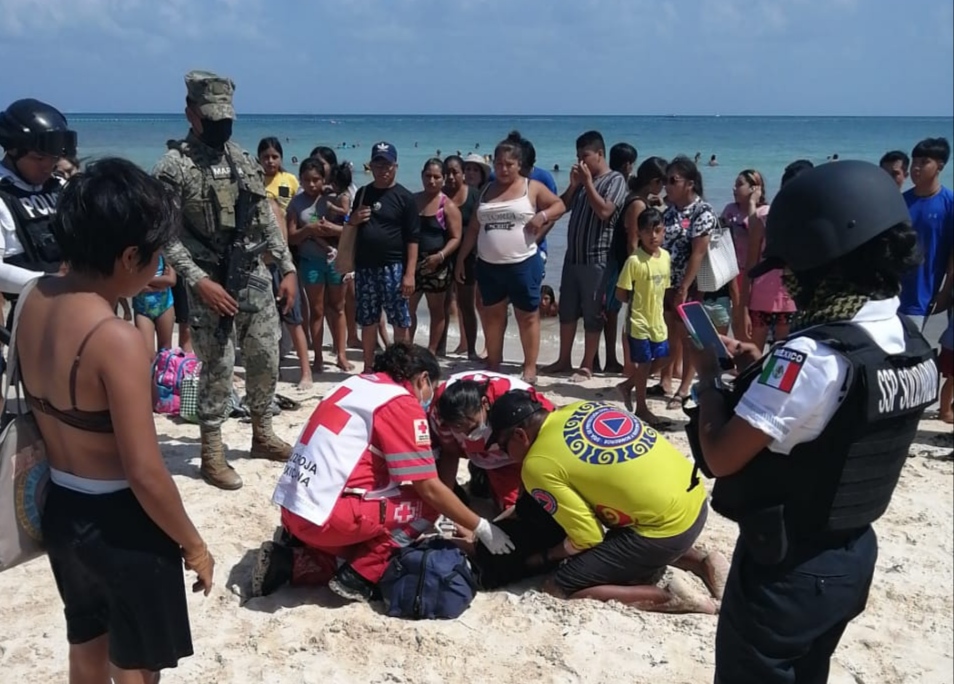 Salvan a adolescente de ahogarse en Playa del Carmen