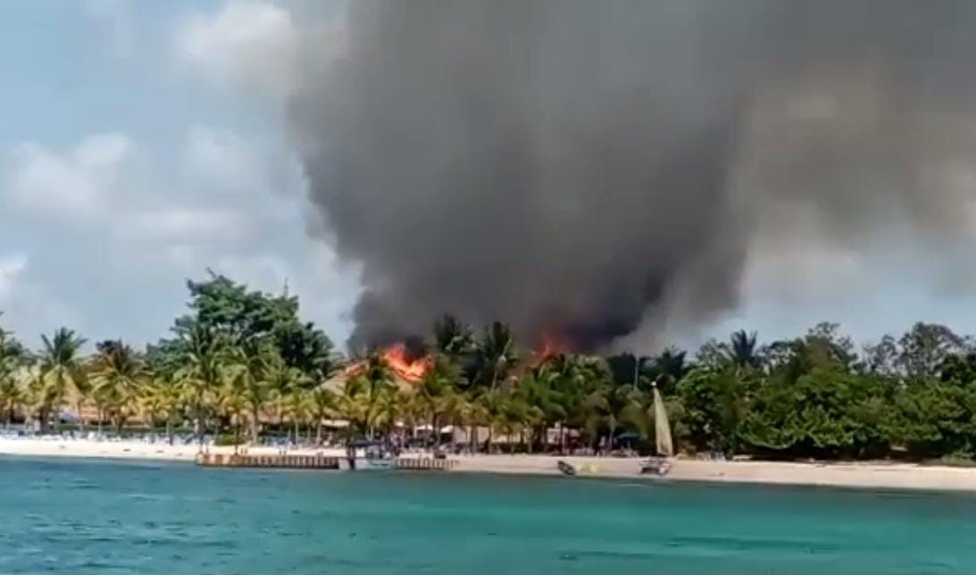 Se incendia centro de hospedaje en la zona hotelera sur de Cozumel -
