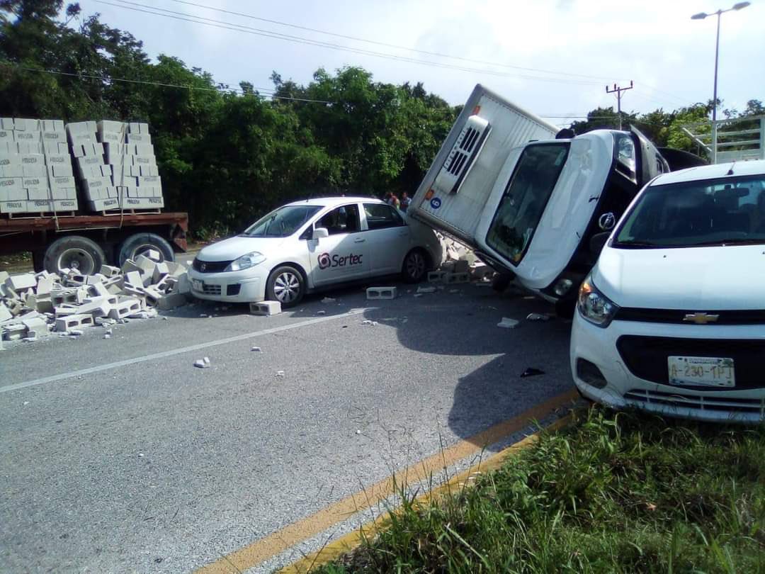 Se vuelca trailer en la Puerto Morelos-Playa del Carmen