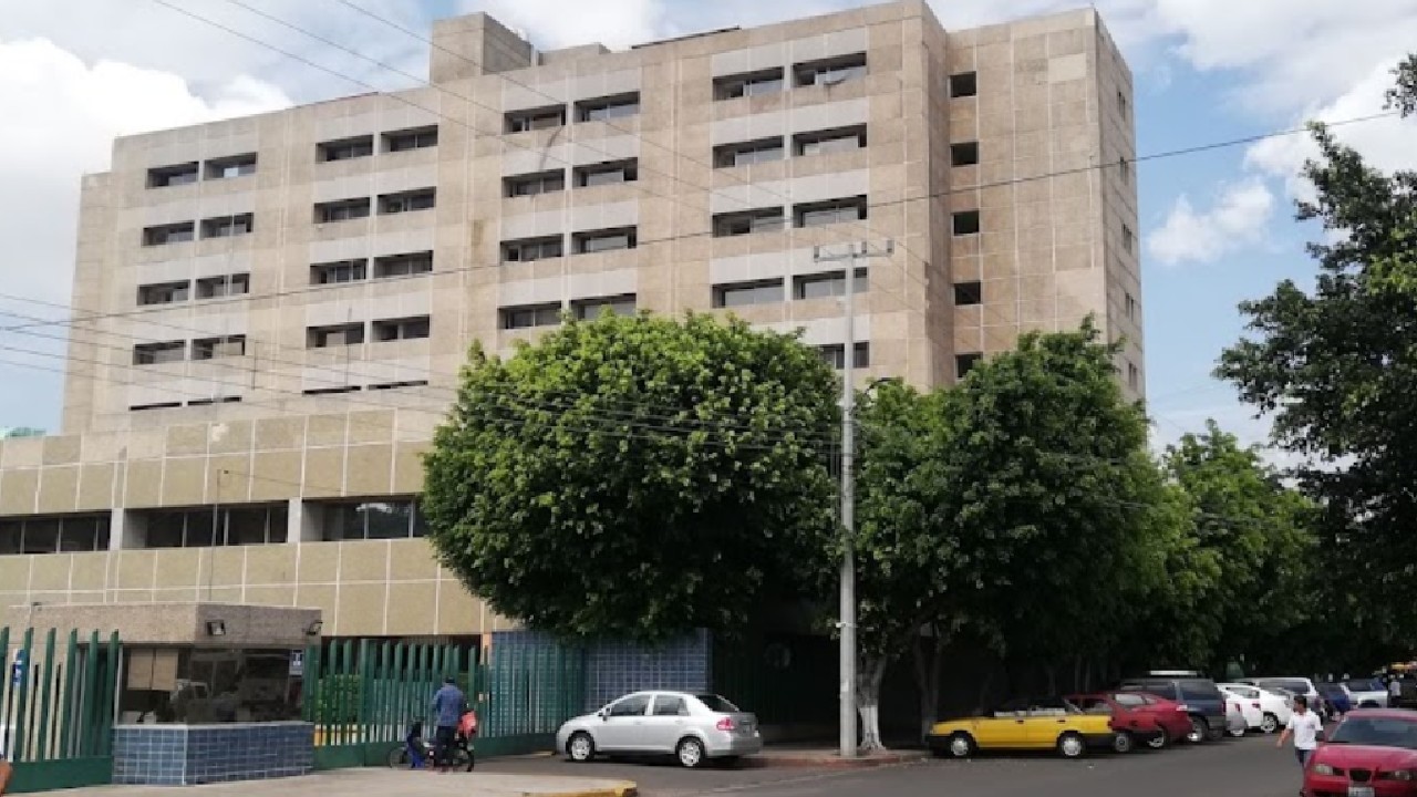 Abuelito muere en la puerta del IMSS