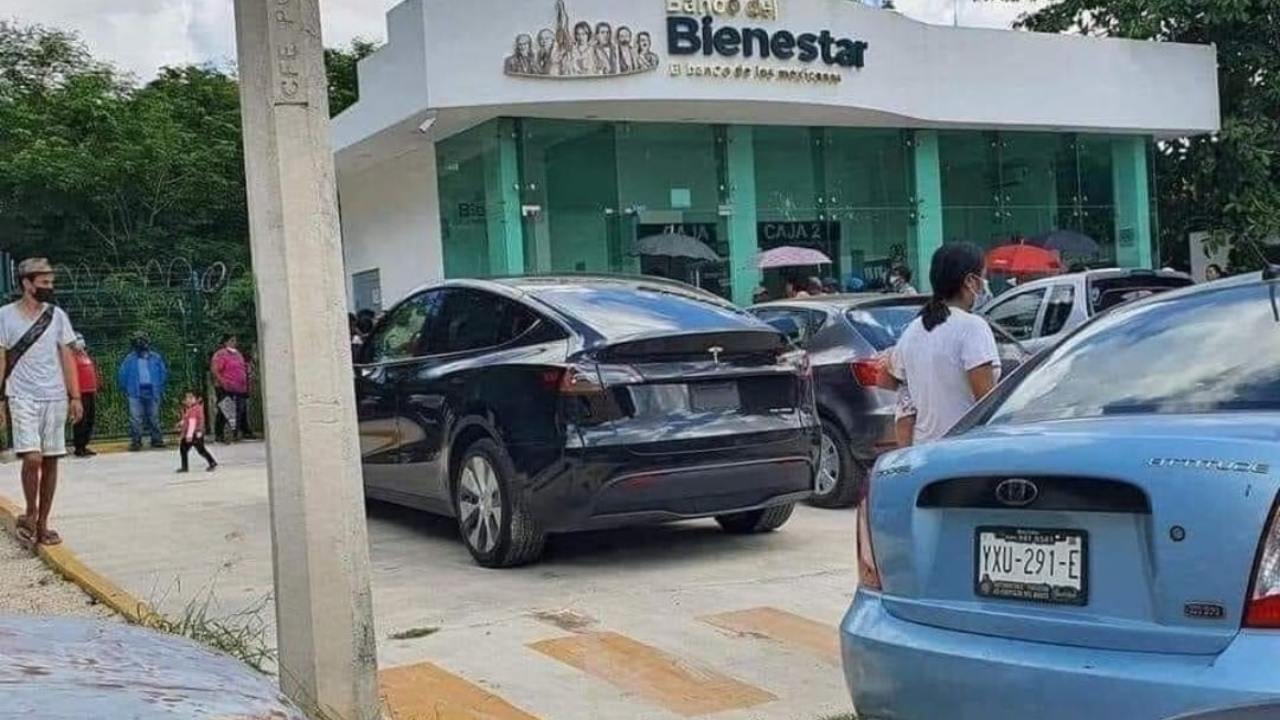 Captan a abuelito que va por su pensión del Bienestar en un Tesla