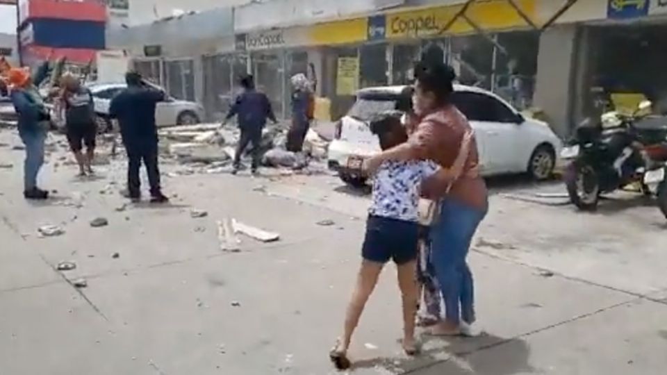 El momento en que cae la barda de Coppel en Manzanillo que cobró la vida de una persona