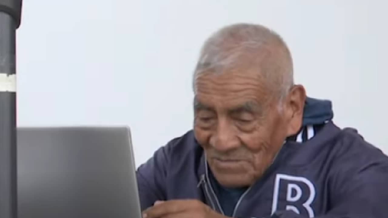 Abuelito se tituló como ingeniero, vendía aguacates y chiles en el tianguis para pagar sus estudios