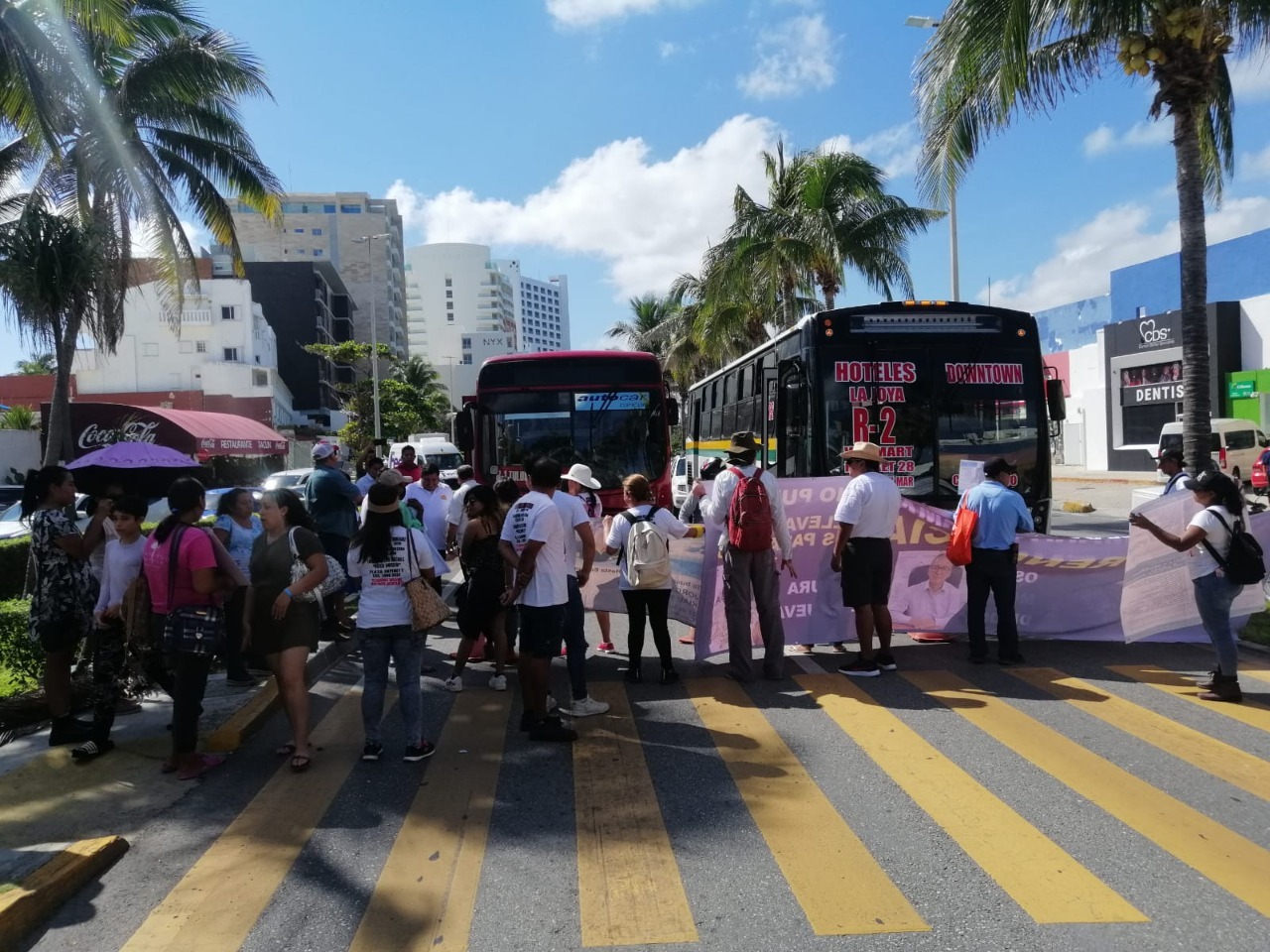 Activistas bloquean bulevar Kukulcán de Cancún y exigen destitución del fiscal