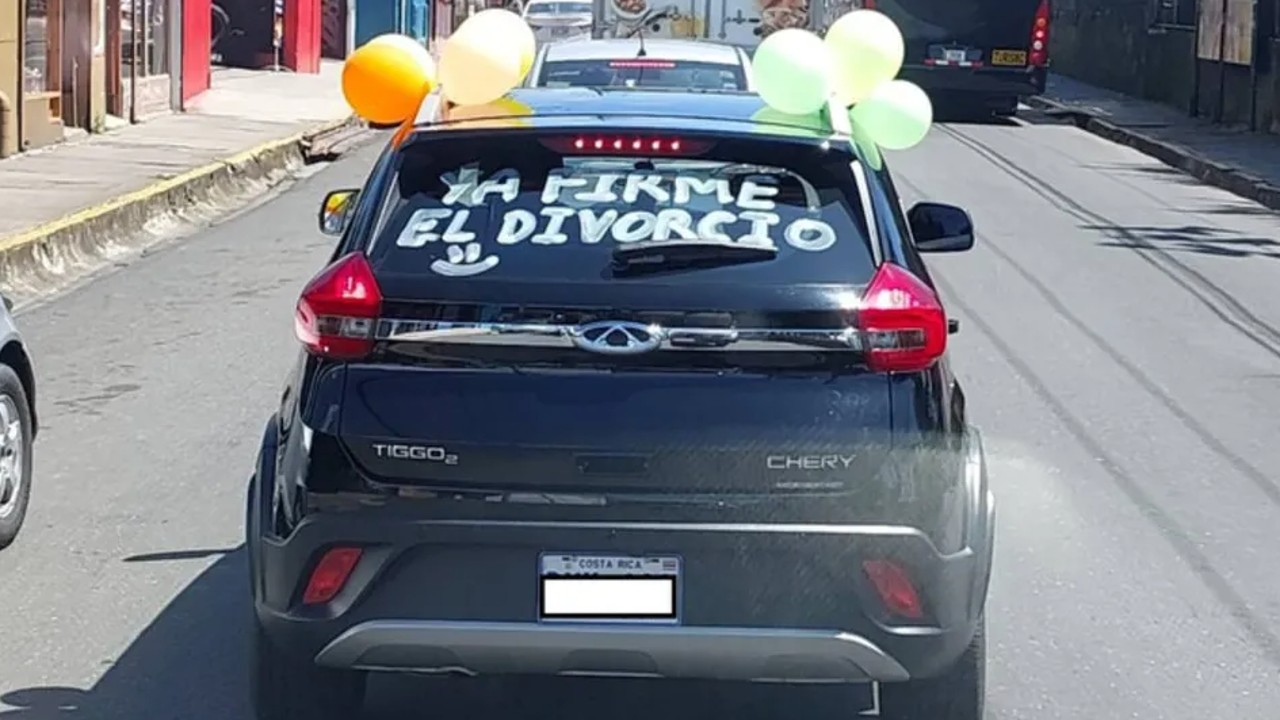 Hombre sale a celebrar su divorcio por las calles de su ciudad