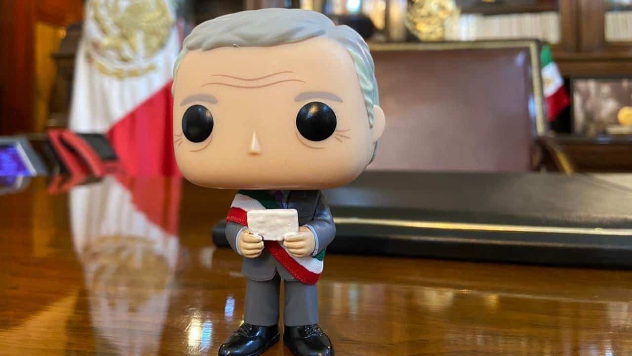 Beatriz Gutiérrez Müller presume Funko de AMLO