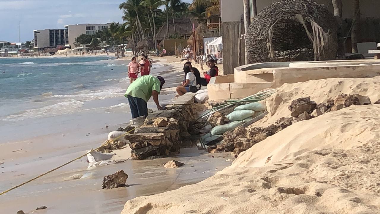 Club de playa construye a dos metros del mar en Playa del Carmen